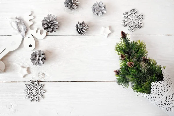 Vánoční maketa na bílém pozadí dřevěná s sněhové vločky, jelen a stromek. Plochá ležel, horní pohled — Stock fotografie