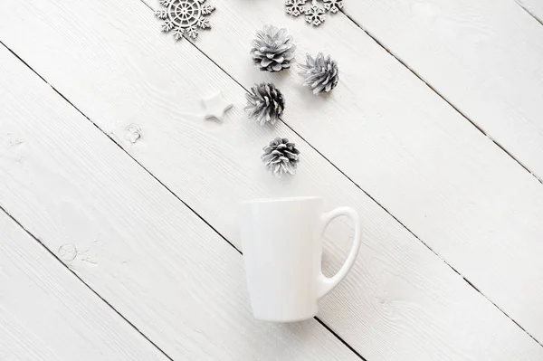 Coupe blanche maquereau avec décorations de Noël, sur un fond en bois blanc. Pose plate, vue du dessus photo maquette — Photo