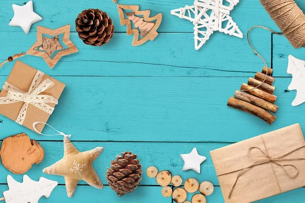 Modèle de Noël avec place pour votre texte et arbre de Noël blanc et cadeau d'étoile, cône sur un fond en bois turquoise. Pose plate, top vue photo maquette — Photo