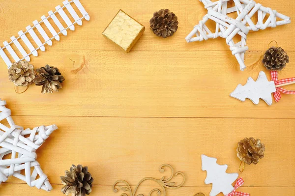Weihnachten Hintergrund Kraftpapier mit Platz für Ihren Text und weißen Weihnachtsbaum Stern und Kegel auf einem goldenen Holzhintergrund. flache Lage, Foto-Attrappe von oben — Stockfoto