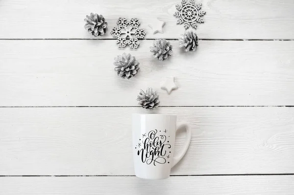 Texte de Noël Ô houx haut sur une tasse blanche avec un décor de Noël. Photographie pour carte de vœux de vacances, invitation, bannière d'affiche de calendrier — Photo