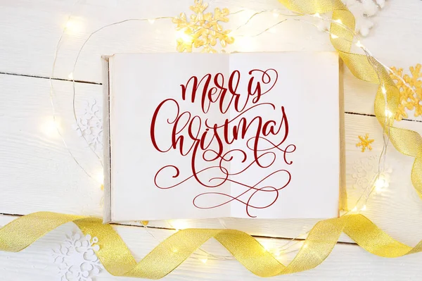 メリー クリスマスのテキストに、ゴールドのリボンと雪玉の開いている手帳で。ホリデー グリーティング カード、招待状、カレンダー ポスター バナーの写真 — ストック写真