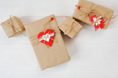 Mockup Noel arka plan kırmızı dekor ve metniniz için yer ile hediye. Düz yatıyordu, en iyi görünümü fotoğraf kadar sahte