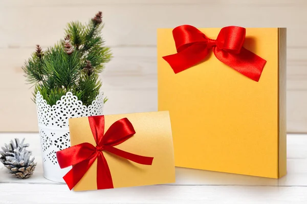 Mockup Noel paketi ve harfle metin için yer ile bir kırmızı yay — Stok fotoğraf