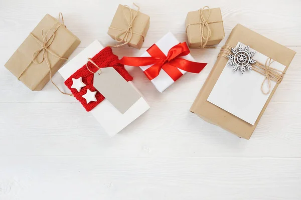 Mockup sfondo di Natale con decorazioni e scatole regalo su tavola di legno. Posa piatta, vista dall'alto foto modello up — Foto Stock