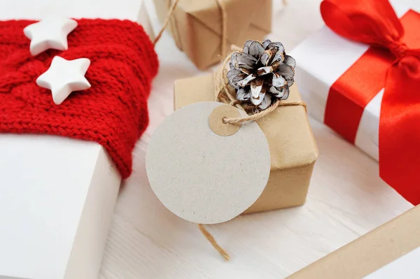 Mockup Noel kraft hediye kutuları ve ahşap tahta üzerinde etiketi — Stok fotoğraf