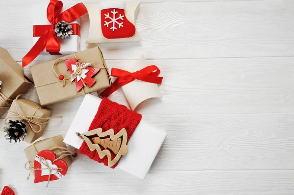 Maketa Vánoční krabice zdobené stylově na bílém pozadí dřevěná s prostorem pro váš text. Pohled ploché ležel, top Foto mock-up — Stock fotografie
