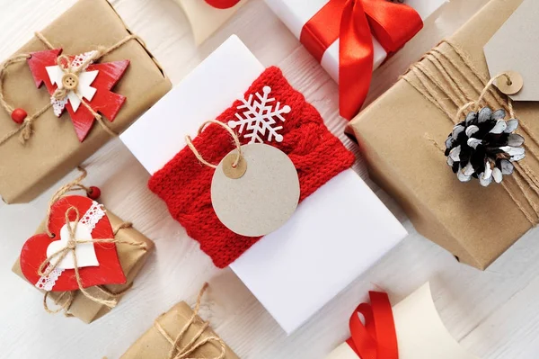 Mockup Christmas red gift box and tag with blank paper label and decorative ribbon and bow. Flat lay, top view photo mock up — Stock Photo, Image