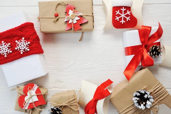 Mockup Noel arka plan - Noel mevcut kırmızı hediye kutusu ve öğeleri üzerinde beyaz ahşap arka plan dekorasyon. Yaratıcı düz düzen ve kenarlık ve kopya alan tasarım ile üstten görünüm kompozisyon — Stok fotoğraf