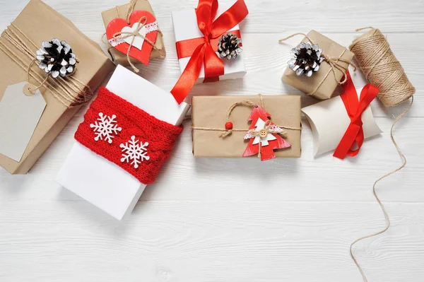 오래 된 나무 배경에 빈 선물 태그 이랑 크리스마스 빈티지 선물 상자 패키지. 평면 위치, 최고 보기 사진까지 조롱 — 스톡 사진