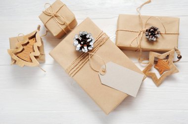 Mockup Noel hediyesi hediye kutusu ve etiket vintage tarzı ahşap arka plan üzerinde. Düz yatıyordu, en iyi görünümü fotoğraf kadar sahte