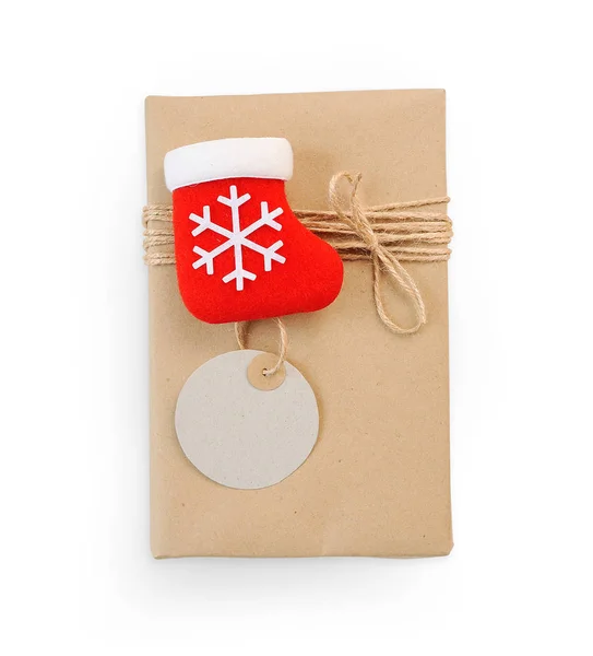 Coffret cadeau de Noël enveloppé dans du papier recyclé brun et attaché sac corde vue de dessus isolé sur fond blanc, chemin de coupe inclus — Photo