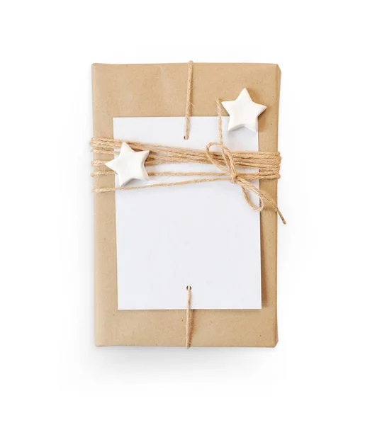 크리스마스 이랑 선물 상자 재활용된 갈색 종이에 싸서와 클리핑 경로 포함 흰색 배경, 텍스트, 공간에 고립 된 스타 밧줄 평면도 — 스톡 사진