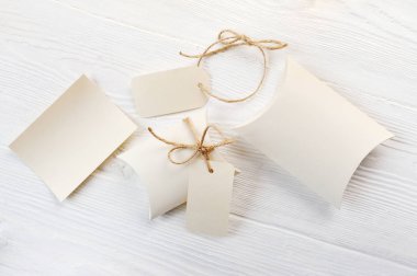 Mockup mektup, metni beyaz ahşap zemin üzerinde bonbonniere ve etiketi ile kutuları yerleştirin