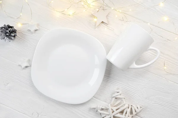 モックアップの白いプレートとクリスマスにマグカップ ホワイト テキスト、上面の mest を持つ木製の背景 — ストック写真
