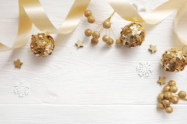 Mockup Décor de Noël vue de dessus et boule d'or, flatlay sur un fond en bois blanc avec un ruban, avec place pour votre texte — Photo
