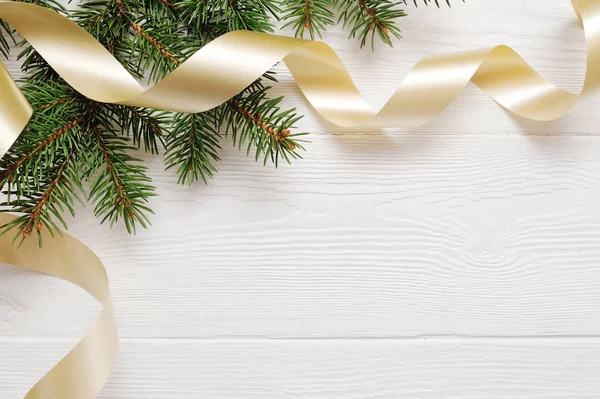 Maquette sapin de Noël et ruban d'or, flatlay sur un fond de bois blanc, avec place pour votre texte — Photo