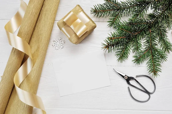 Mockup Weihnachtsdekor von oben mit Verpackungspapier und goldenem Geschenkband und Schere, Flatlay auf weißem Holzhintergrund, mit Platz für Ihren Text — Stockfoto