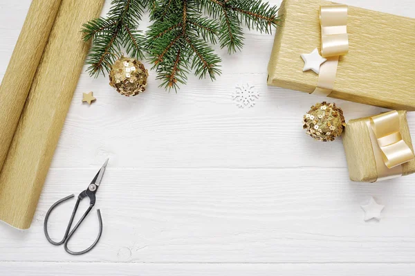 Mockup julgran inredning ovanifrån förpackning papper och guld gåva menyfliksområdet och sax, flatlay på en vit trä bakgrund, med plats för text — Stockfoto