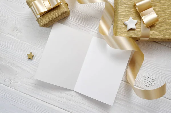 Maketa Vánoční blahopřání s zlatá Dárková stuha, flatlay na bílém pozadí, dřevěné, s místem pro váš text — Stock fotografie