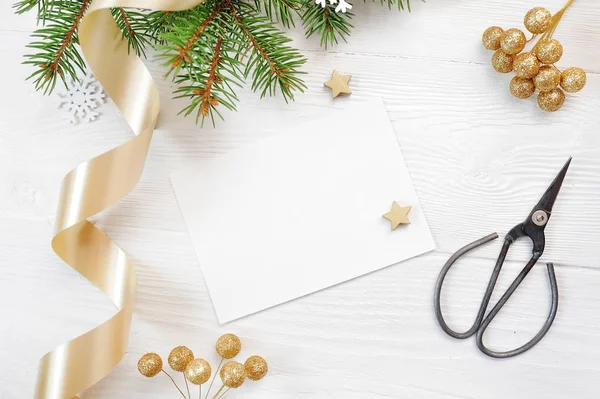 Mockup Decoração de Natal vista superior e fita de ouro, flatlay em um fundo de madeira branca, com lugar para o seu texto — Fotografia de Stock