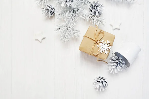 Mockup regalo di Natale kraft e cono albero, flatlay su uno sfondo di legno bianco, con posto per il tuo testo — Foto Stock