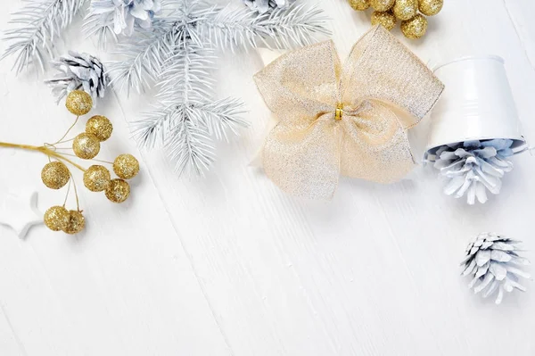 Mockup Christmas gift gold bow and tree cone, flatlay on a white wooden background, with place for your text — Stock Photo, Image