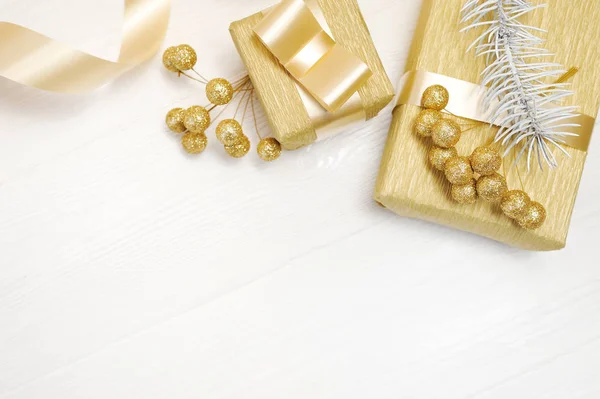 Mockup Christmas gift gold bow ribbon and tree cone, flatlay on a white wooden background, with place for your text — Stock Photo, Image