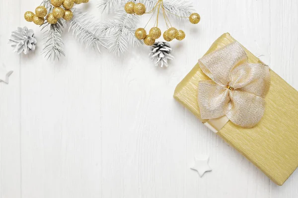 Mockup regalo de Navidad arco de oro y cono de árbol, flatlay sobre un fondo de madera blanca, con lugar para su texto —  Fotos de Stock