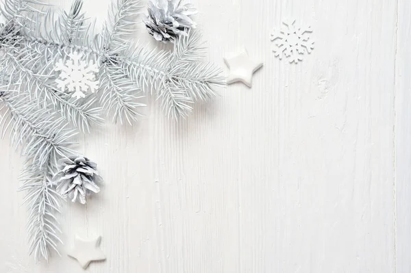 Marco de Navidad Mockup ramas de árbol blanco borde sobre fondo de madera blanca, con espacio para su texto — Foto de Stock