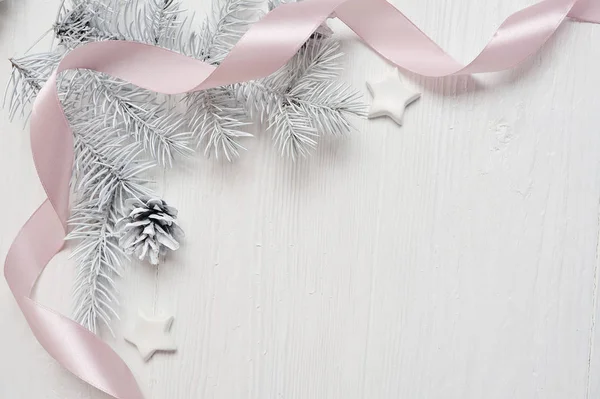 Mockup kerstboom kegel en roze lint, flatlay op een witte houten achtergrond, met plaats voor uw tekst — Stockfoto
