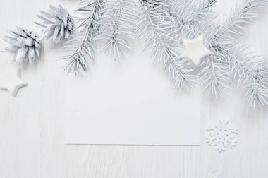 Beyaz ahşap arka plan, sizin metin için yer ile mockup Noel çerçeve beyaz ağaç dalları sınırı