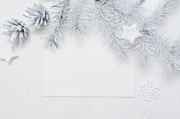 Mockup Weihnachtsrahmen weiße Baumzweige Rand über weißem Holzhintergrund, mit Platz für Ihren Text — Stockfoto