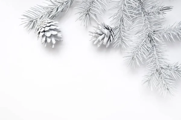 テキストのスペースと、白い木製の背景上モックアップ クリスマス フレーム ホワイト ツリーの枝境界線 — ストック写真