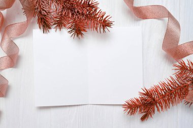Ağaç ve altın hediye şerit, flatlay, metniniz için yer ile beyaz ahşap zemin üzerinde mockup Noel tebrik kartı