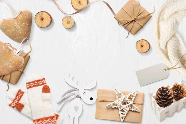Χριστούγεννα ομοίωμα με θέση για το κείμενό σας και λευκό χριστουγεννιάτικο δέντρο και αστέρι δώρο, κώνου σε λευκό φόντο ξύλινη. Επίπεδη lay, κορυφαία προβολή φωτογραφιών κοροϊδεύω — Φωτογραφία Αρχείου