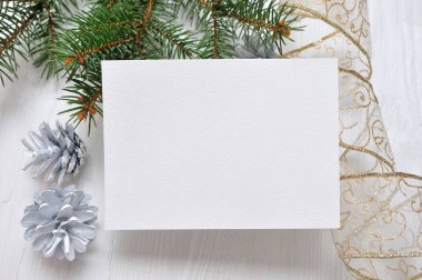Ağaç ve altın hediye şerit, flatlay, metniniz için yer ile beyaz ahşap zemin üzerinde mockup Noel tebrik kartı