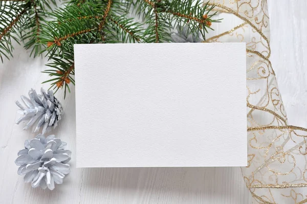 Carte de voeux de Noël maquette avec ruban cadeau arbre et or, flatlay sur un fond en bois blanc, avec place pour votre texte — Photo