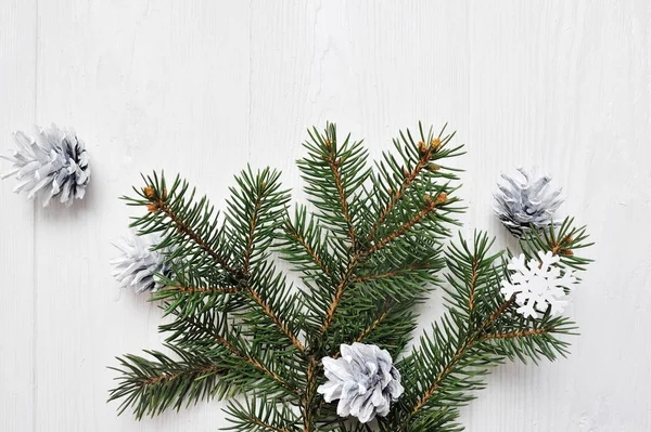 Κοροϊδεύω flatlay κλαδί χριστουγεννιάτικο δέντρο σε λευκό φόντο ξύλινη, με θέση για το κείμενό σας — Φωτογραφία Αρχείου