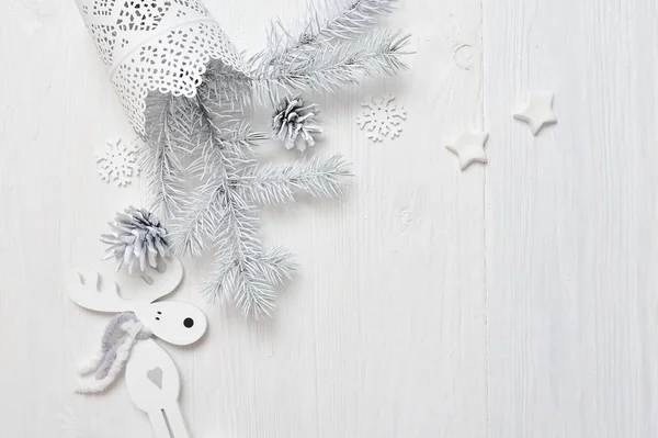 Mockup árbol blanco de Navidad y cono, ciervo. Pisos sobre un fondo de madera blanca, con lugar para su texto — Foto de Stock