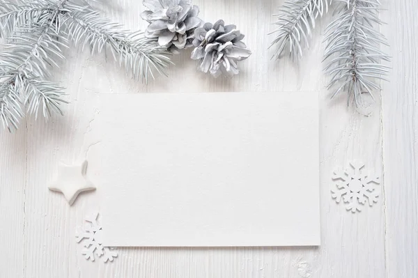 Mockup Weihnachtsgrußkarte mit weißem Baum und Zapfen, flach auf weißem Holzgrund, mit Platz für Ihren Text — Stockfoto