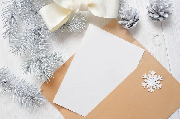 Makieta świąteczne z życzeniami list w kopercie z biały drzewo i stożek, flatlay na tle drewnianych, z miejscem na Twój tekst — Zdjęcie stockowe
