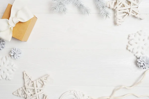 Mockup Natal árvore branca e cone, laço de fita. Flatlay em um fundo de madeira branco, com lugar para o seu texto — Fotografia de Stock