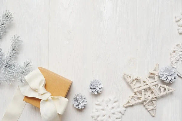 Mockup Weihnachts- oder Neujahrsrahmenkomposition mit Platz für Ihren Text. Weihnachtsdekoration auf weißem Holzgrund. Urlaubs- und Feierkonzept für Postkarte oder Einladung. Ansicht von oben — Stockfoto