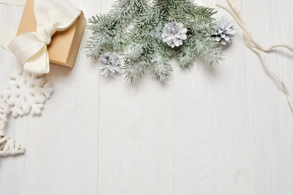 Mockup Noel ve yeni yıl çerçeve ile kompozisyon, metin için yer. Beyaz ahşap zemin üzerinde Noel süsleri. tatil ve kutlama kavramı kartpostal veya davet için. Üstten Görünüm — Stok fotoğraf