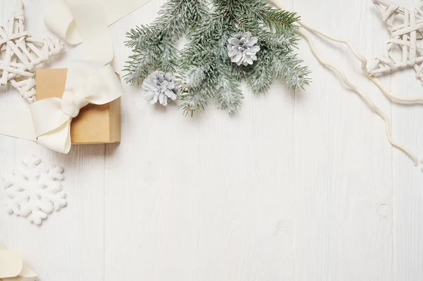 クリスマスやお正月フレーム成分モックアップ テキストのスペース。白い木製の背景のクリスマスの装飾。はがきや招待状の休日および祭典のコンセプトです。トップ ビュー — ストック写真