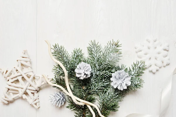 Maketa vánoční větev nebo nový rok rámu složení s místem pro váš text. Vánoční ozdoby na bílém pozadí dřevěná. svátků a oslav koncept pro pohlednice nebo pozvání. pohled shora — Stock fotografie