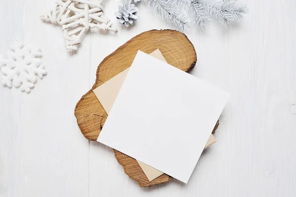 Attrappe Weihnachtsgrußkarte Brief im Umschlag mit weißem Baum, Flatlay auf weißem Holzgrund, mit Platz für Ihren Text — Stockfoto