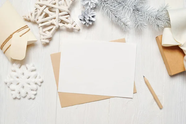 Carte de voeux de Noël maquette lettre dans une enveloppe avec arbre blanc, flatlay sur un fond en bois blanc, avec place pour votre texte, Flat lay, top view photo mock up — Photo