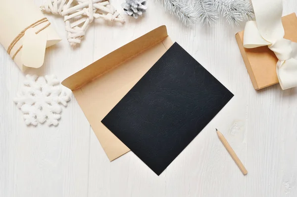 Mockup christmas black Grußkarte Brief in Umschlag und Bleistift, Flatlay auf weißem Holzgrund, mit Platz für Ihren Text, flache Lage, Foto-Attrappe von oben — Stockfoto